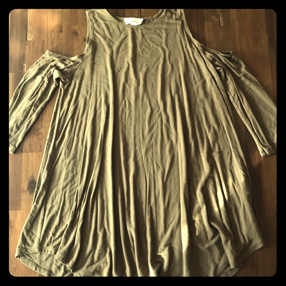 Nice fall blouse, 1/4 sleeve w/ shoulder cut outs